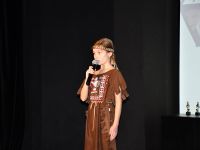 dziewczyna w stroju Pocahontas śpiewa piosenke KOLOROWY WIATR