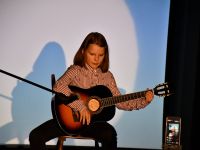 dziewczyna grająca na gitarze