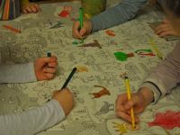 dzieci malujące kolorowankę o Polsce