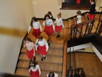 dzieci w strojach galowych na korytarzu PM