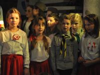 dzieci śpiewające na koncercie